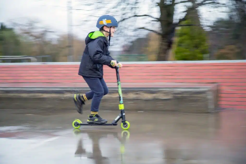 Protéger enfant balades en trottinette