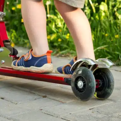 Comment initier son enfant à la trottinette