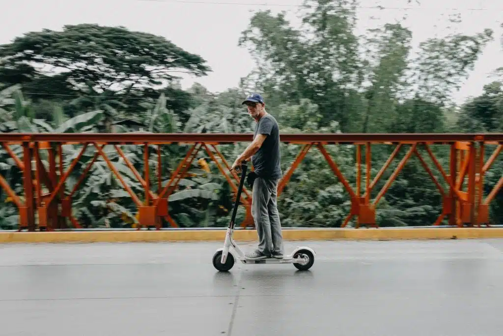 Quel équipement est obligatoire en trottinette électrique ?