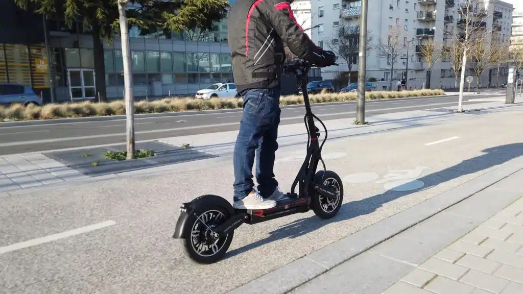 Un rider profite de sa Dualtron City en ville